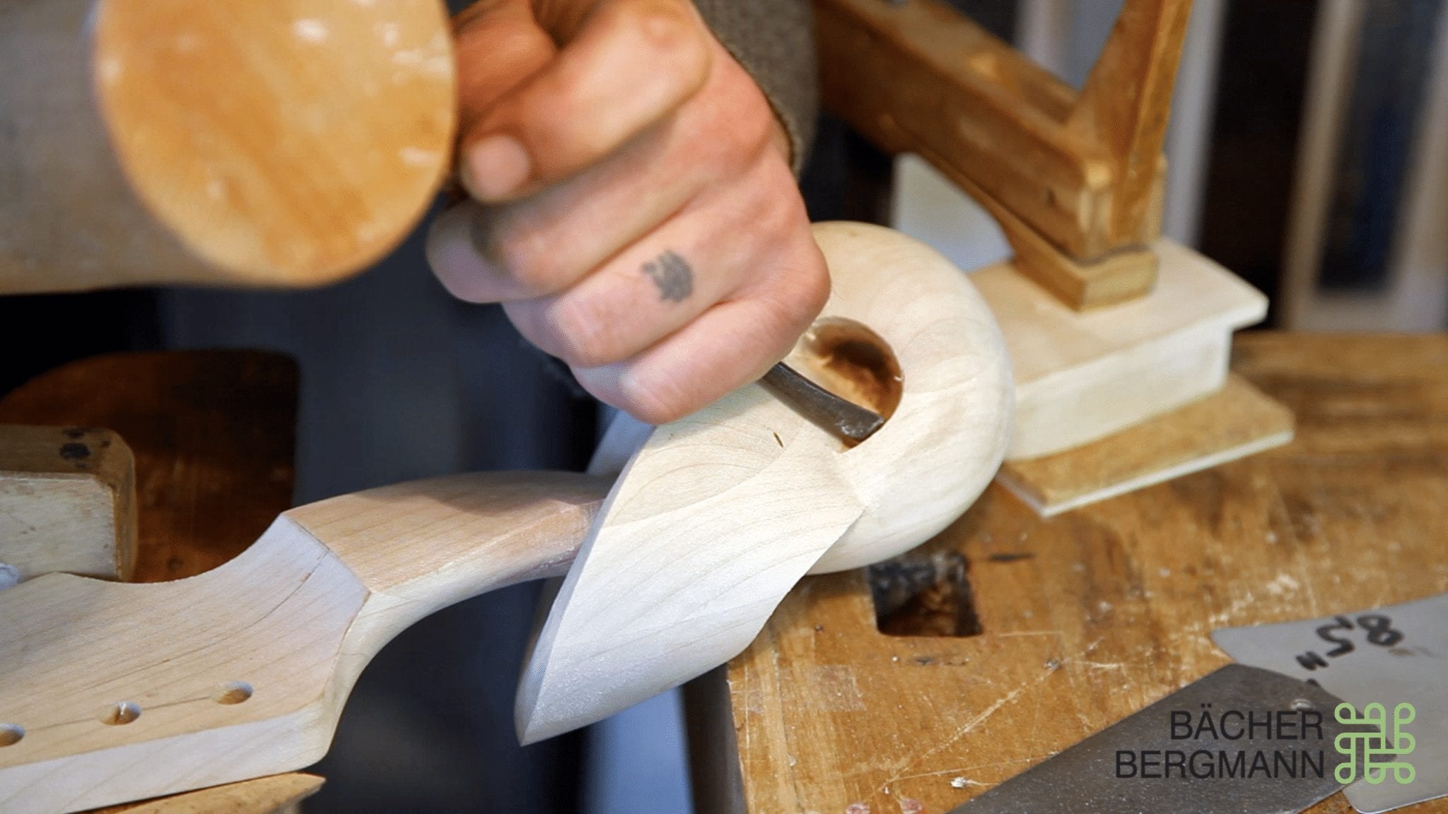 Gitarrenhalsknoten in massivem Ahorn